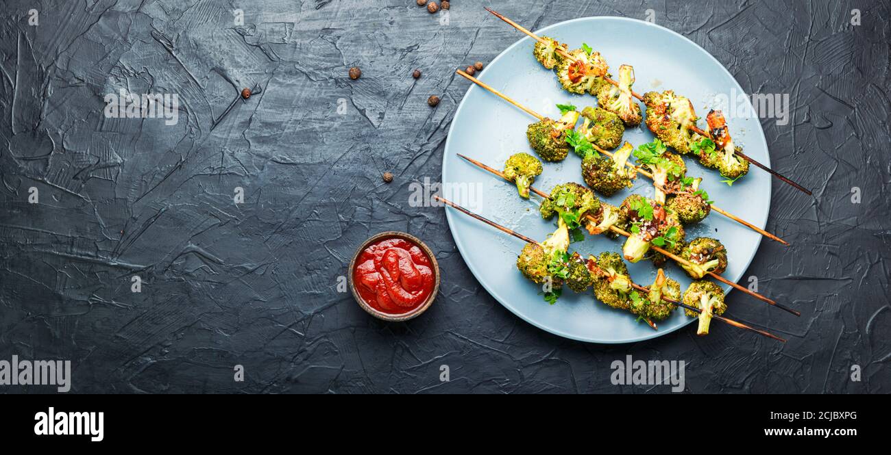 Kebab vegetale da cavolo di broccoli. Cavolo fritto su spiedini di legno Foto Stock
