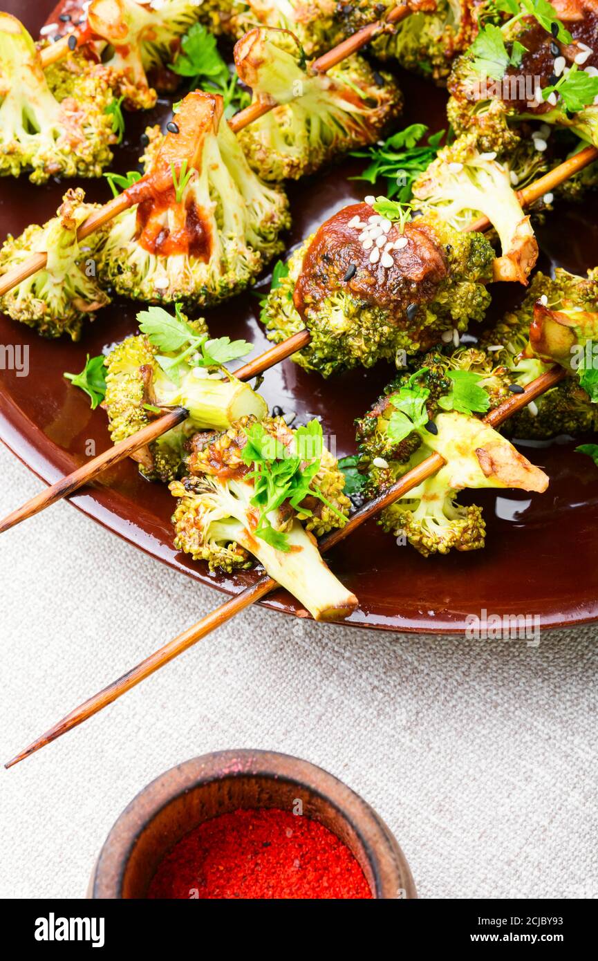 Kebab vegetale da cavolo di broccoli. Cavolo fritto su spiedini di legno Foto Stock