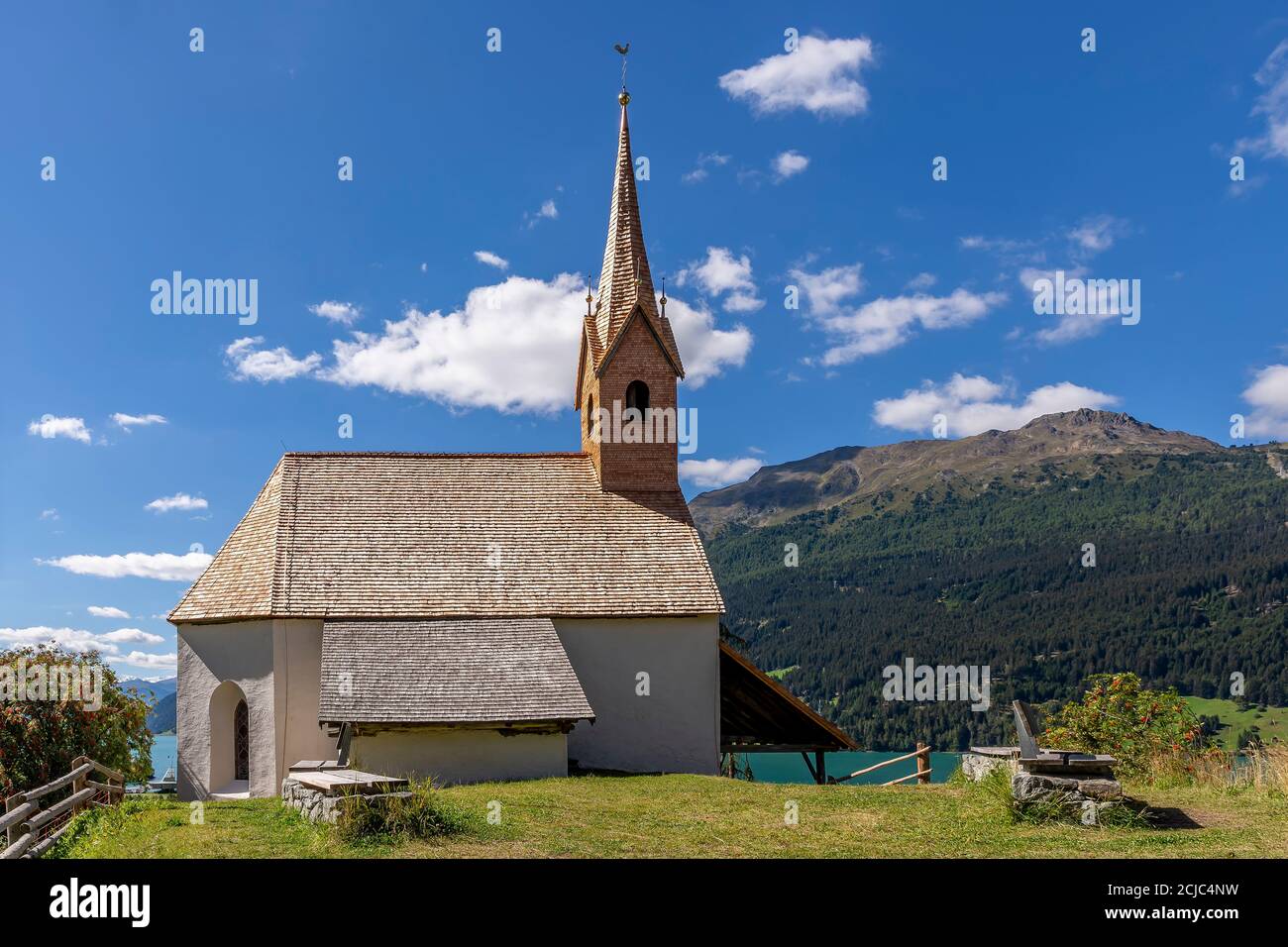 La chiesa di Sant'Anna si affaccia sul lago di Resia a Curon Venosta (Graun), Alto Adige, Italia Foto Stock
