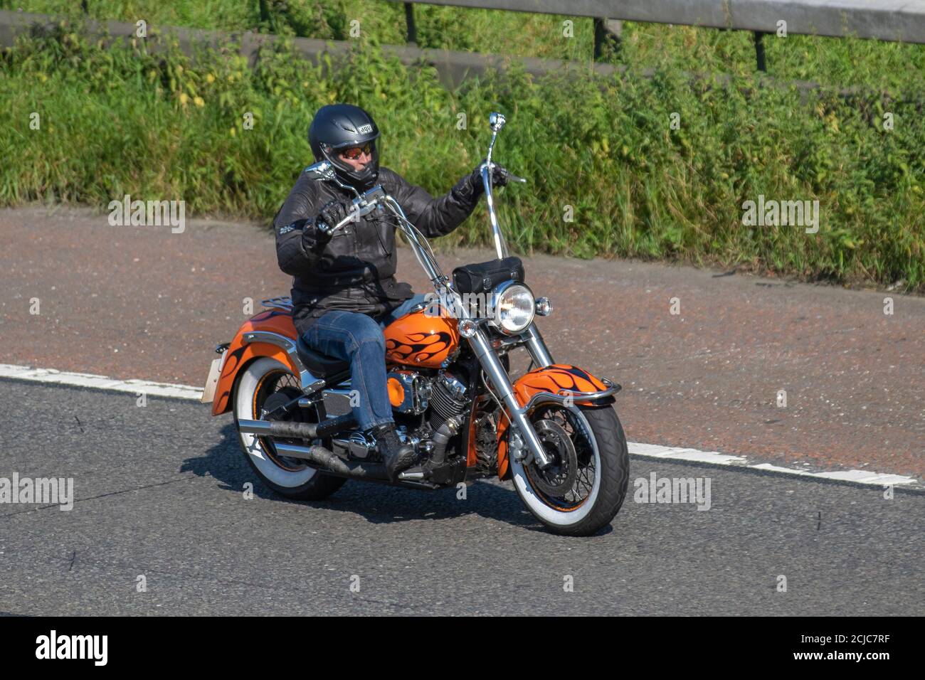 Manubrio alto arancione Harley Davidson Cruiser moto motociclista;  trasporto a due ruote, motocicli, veicoli, strade, Motociclette,  motociclisti che si trovano a Chorley, Regno Unito Foto stock - Alamy