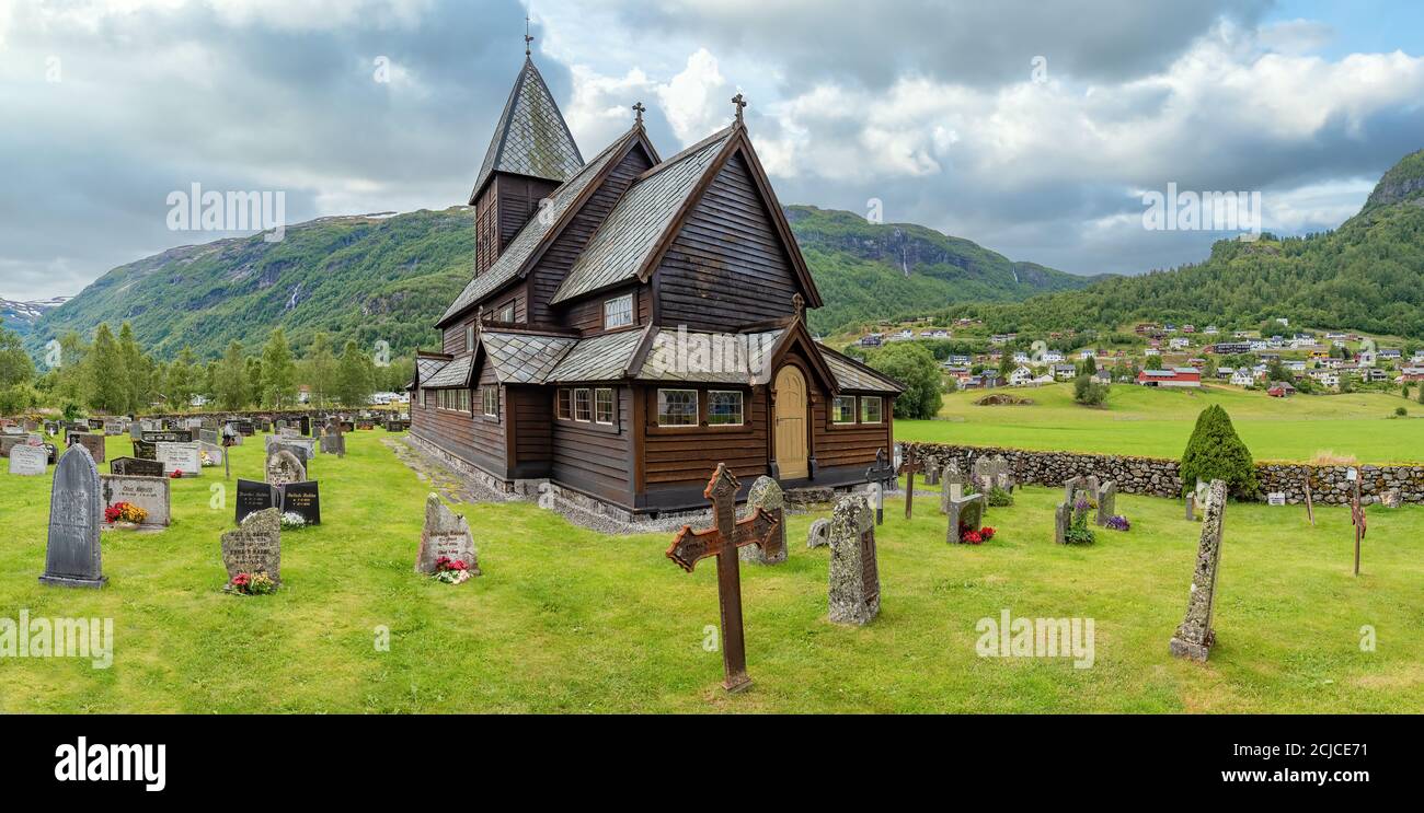 Røldal, Ullensvang, Norvegia - 13 ° secolo Chiesa di legno Roldal Stave (Røldal stavkyrkje) e cimitero in un giorno nuvoloso, Odda, Hordaland Foto Stock