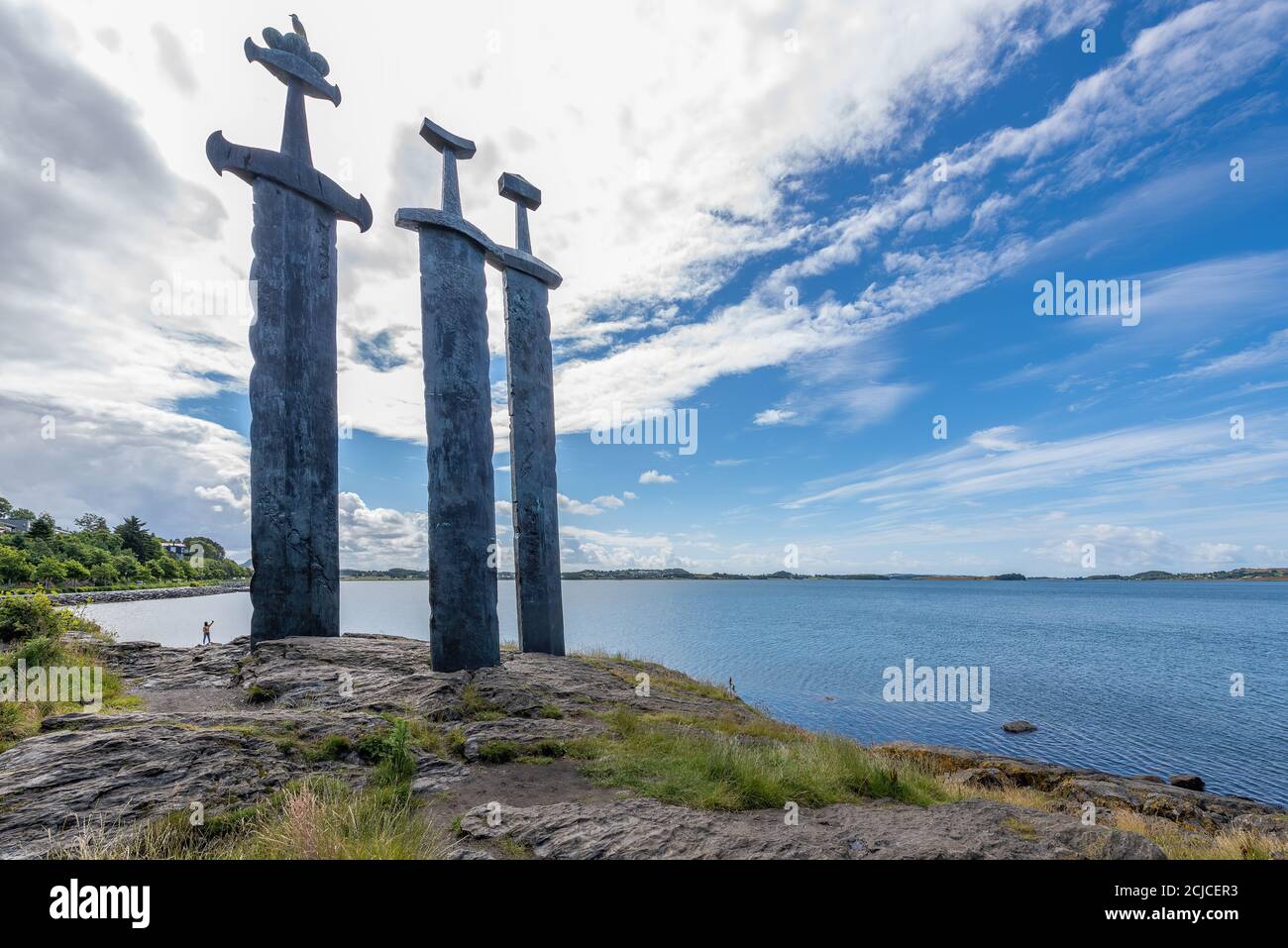 Stavanger, Norvegia - tre grandi spade stanno sulla collina come ricordo della battaglia di Hafrsfjord nell'anno 872, quando la fiera del re Harald Foto Stock