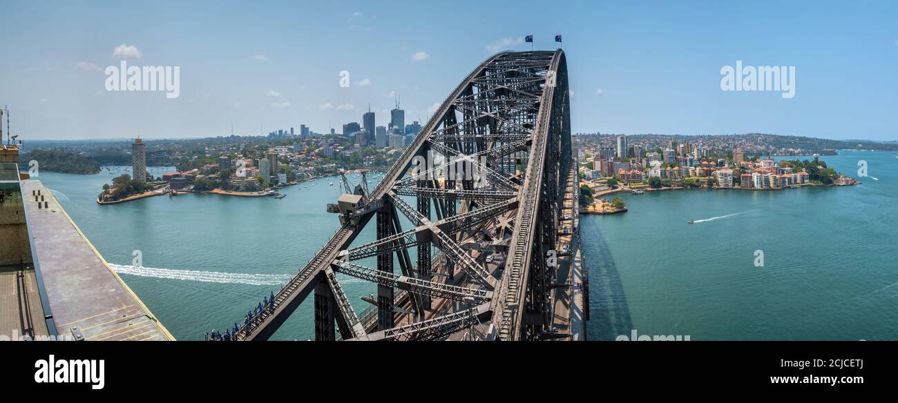 Sydney New South Wales, Australia - una vista del ponte dall'alto con gli ospiti che fanno la passeggiata sul ponte Foto Stock