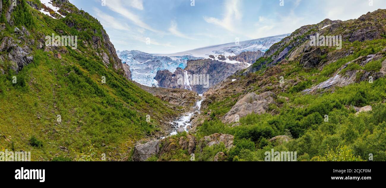 Una vista di una cascata sul ghiacciaio Buarbreen nel Parco Nazionale di Folgefonna, Norvegia Foto Stock