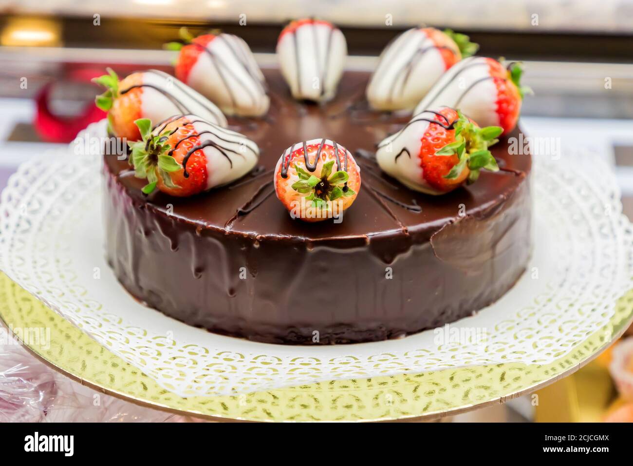 torta al cioccolato con fragole alla pasticceria. Messa a fuoco selettiva Foto Stock