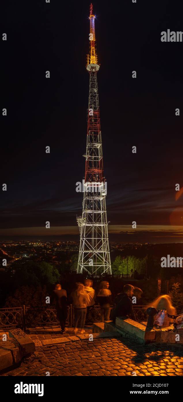 Torre di trasmissione illuminata a Lviv di notte, Ucraina Foto Stock