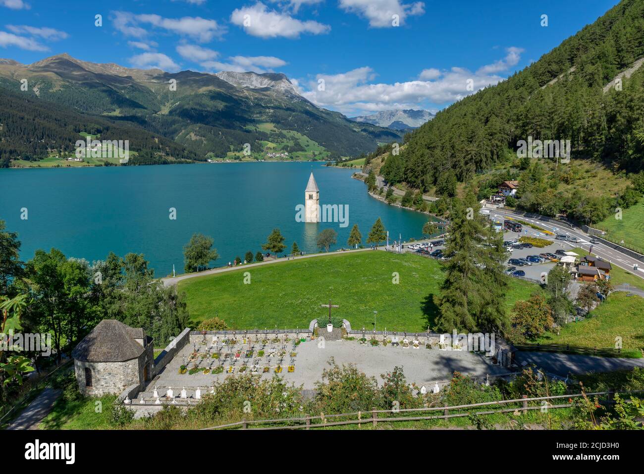 Splendida vista aerea del Lago di Resia a Curon Venosta (Graun), Alto Adige, Italia Foto Stock