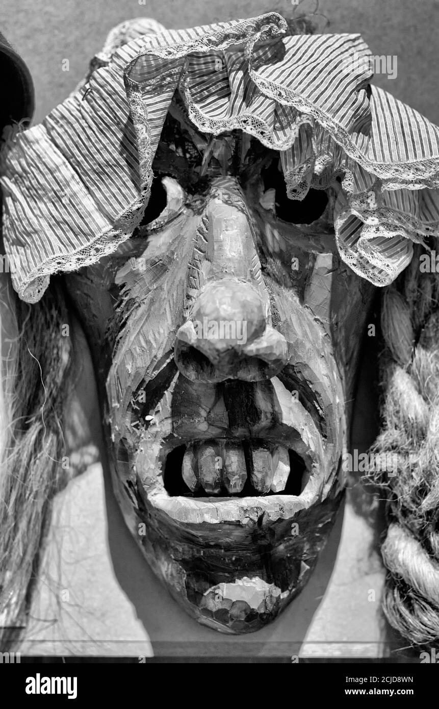 Concetto monocromatico spaventoso maschera da donna per la tradizionale festa del raccolto Negli Stati baltici Foto Stock