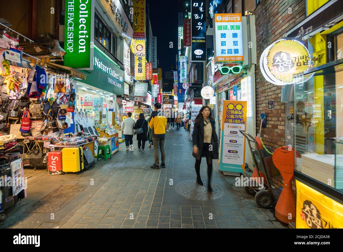 Camminando lungo il quartiere dello shopping di Myeongdong a Seoul Foto Stock