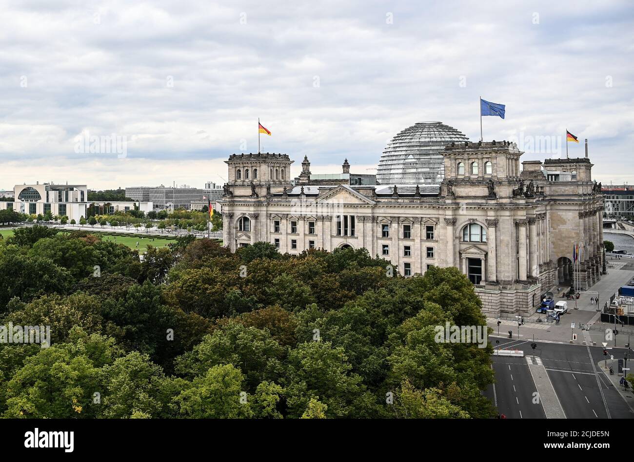 Berlino, Germania. 09 settembre 2020. Vista sull'edificio del Reichstag nel quartiere governativo. Credit: Pedersen/dpa-Zentralbild/ZB/dpa/Alamy Live News Foto Stock