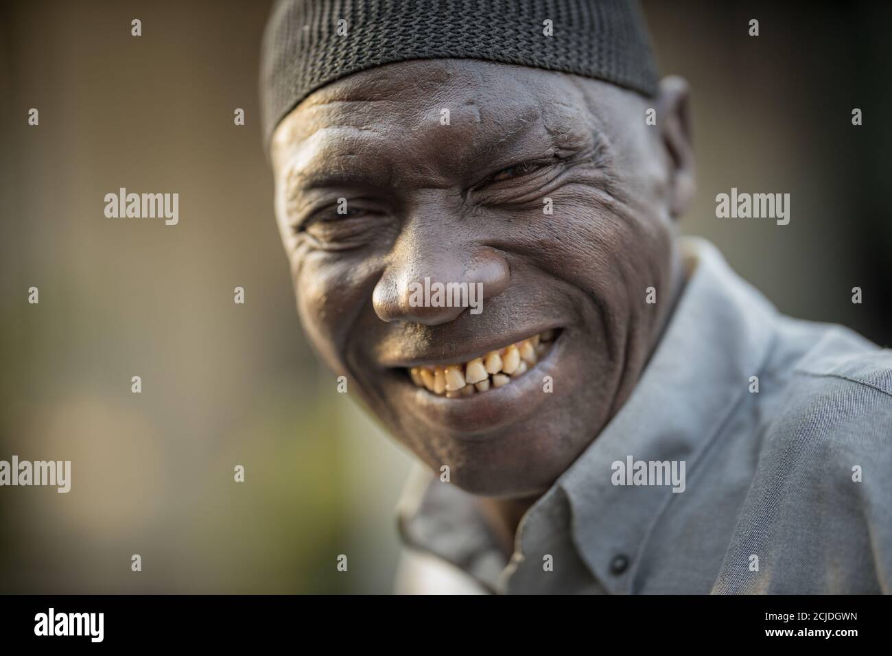 Un uomo a Marché Sandaga, Dakar, Senegal Foto Stock