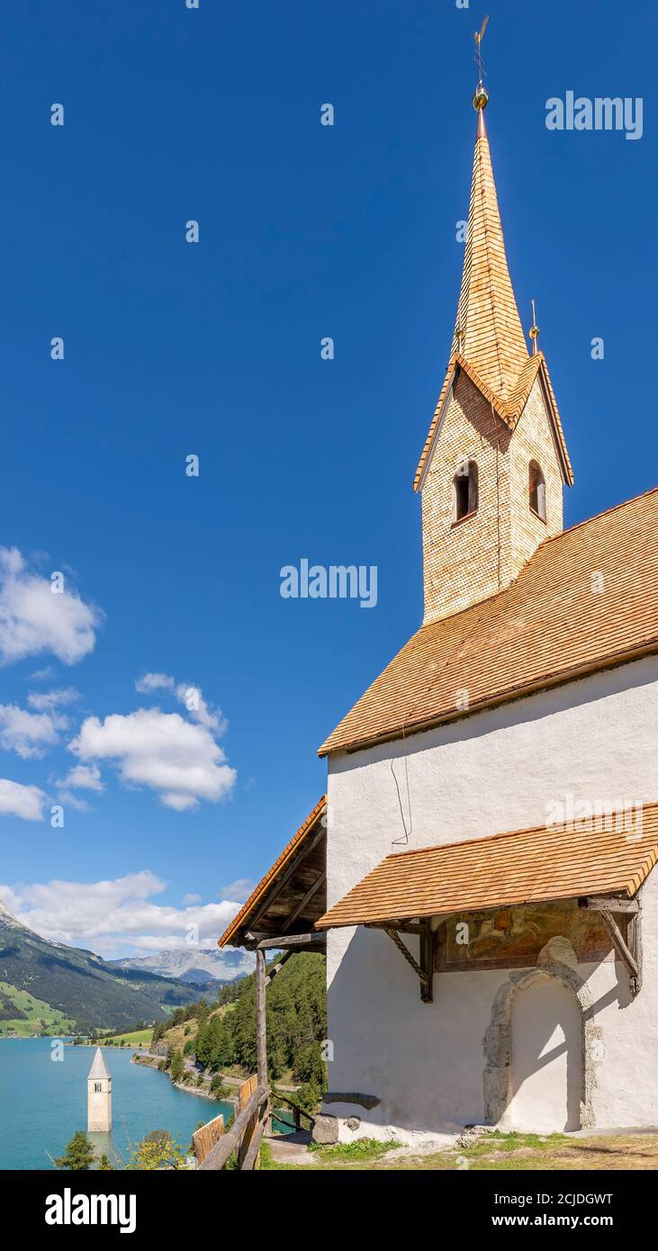 Vista verticale della chiesa di Sant'Anna e del lago di Resia, Curon Venosta (Graun), Alto Adige, Italia Foto Stock