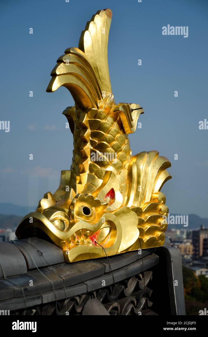 Una scultura di pesce dorato (Shachihoko) sul tetto del Castello di Okayama, Giappone Foto Stock