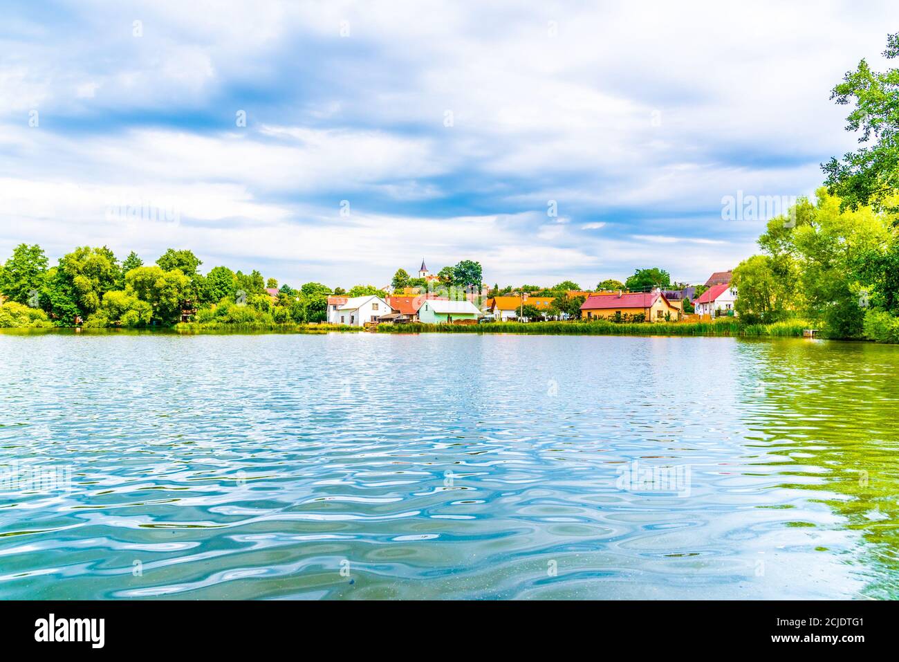 Stagno rurale nel villaggio di Borotin, Boemia meridionale, Repubblica Ceca. Foto Stock