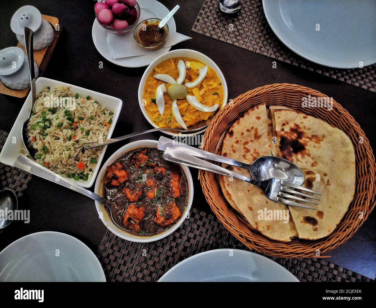 cibo delizioso foto stock immagine fotografia cibo pollo paneer indiano voce riso fritto roti uova cucina italiana multi cibo fame totale fame Foto Stock