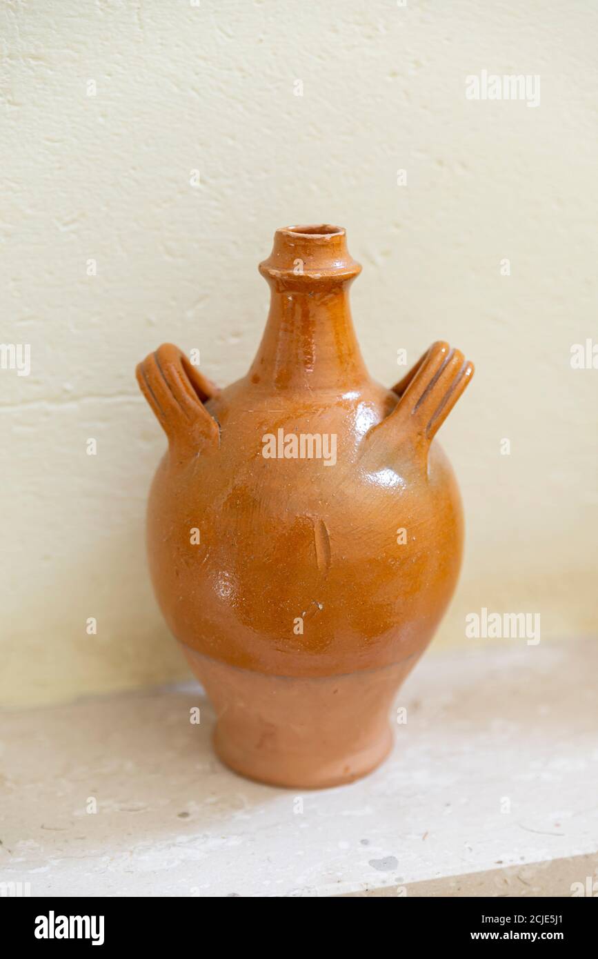 antiche anfore di terracotta per contenere liquidi per uso alimentare Foto  stock - Alamy