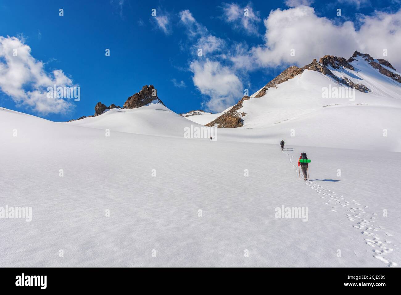 Panorama montano in Kirghizistan. Rocce, neve e pietre in vista valle di montagna. Panorama di montagna. Foto Stock