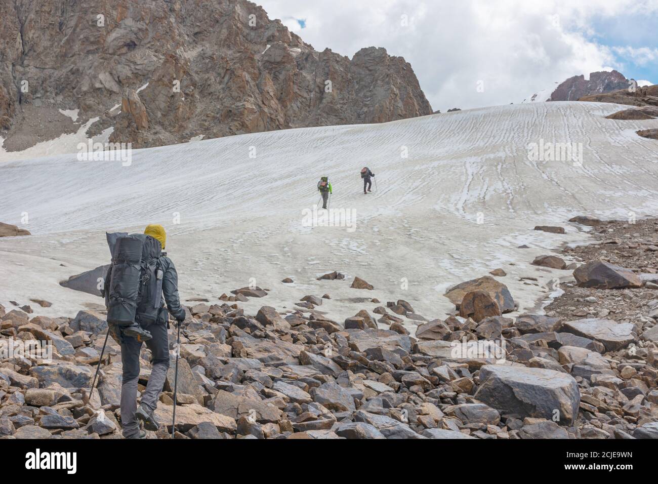 Gruppo di turisti con zainetti si elevano lungo il sentiero di montagna fino al ghiacciaio nel parco nazionale. Foto Stock