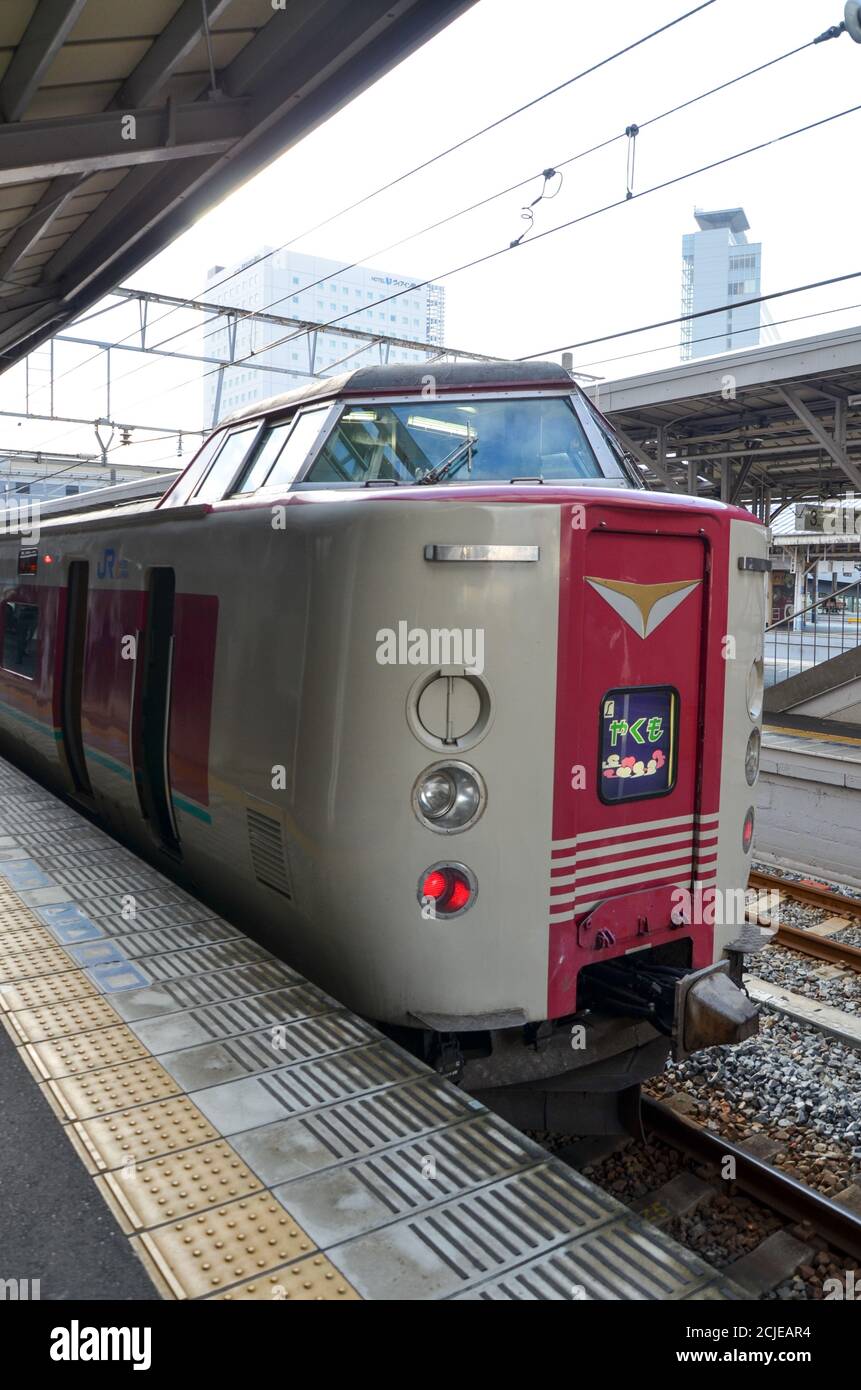 Un treno della serie 381 (381系, 381-kei) alla stazione ferroviaria di Kurashiki. Foto Stock