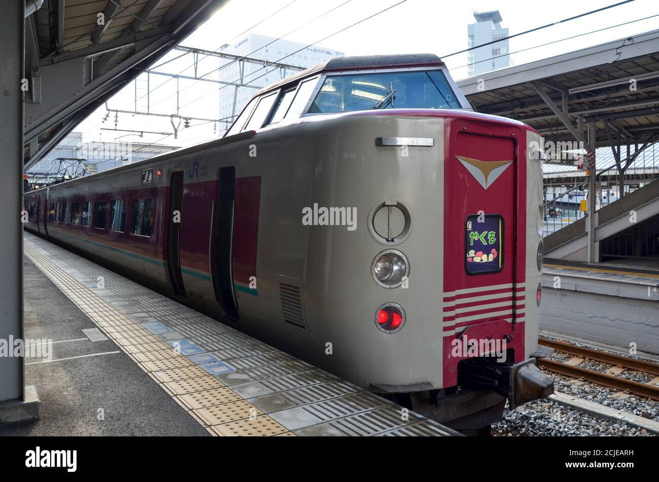 Un treno della serie 381 (381系, 381-kei) alla stazione ferroviaria di Kurashiki. Foto Stock
