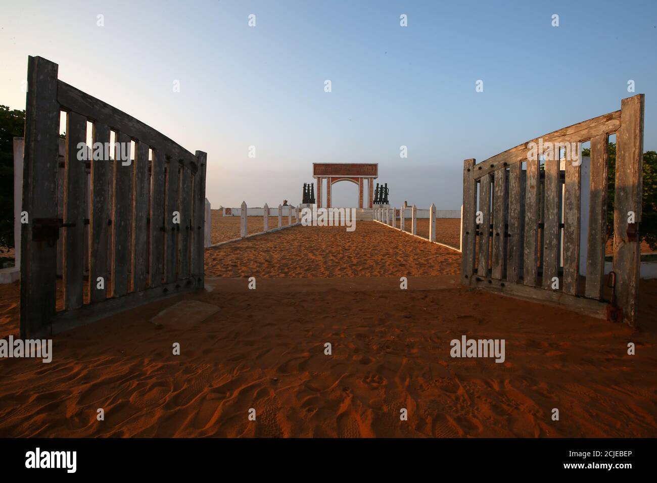 Le porte aperte sono viste prima di un monumento nel sito del 'punto di non ritorno' dove gli schiavi sono stati caricati sulle navi nello storico porto degli schiavi di Ouidah, Benin 17 luglio 2019. Foto scattata il 17 luglio 2019. REUTERS/Afolabi Sotunde Foto Stock