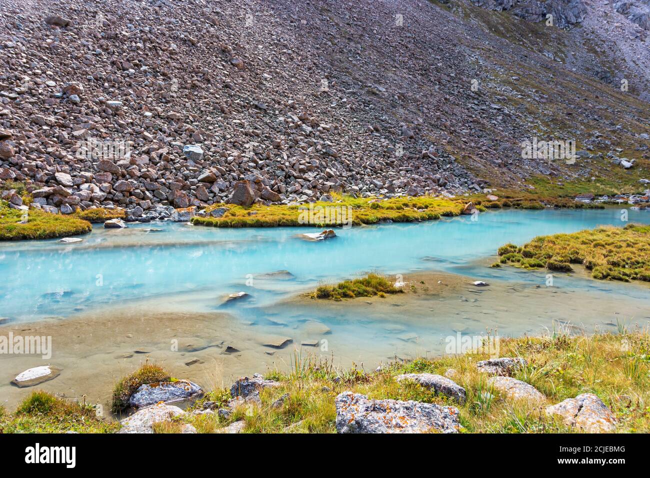 Idilliaco paesaggio estivo con sentiero escursionistico in montagna con bellissimi pascoli freschi di montagna, fiume. Foto Stock