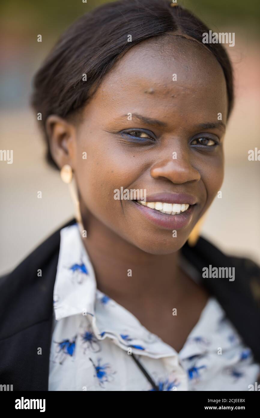 Una signora sull'isola di Gorée, Senegal Foto Stock