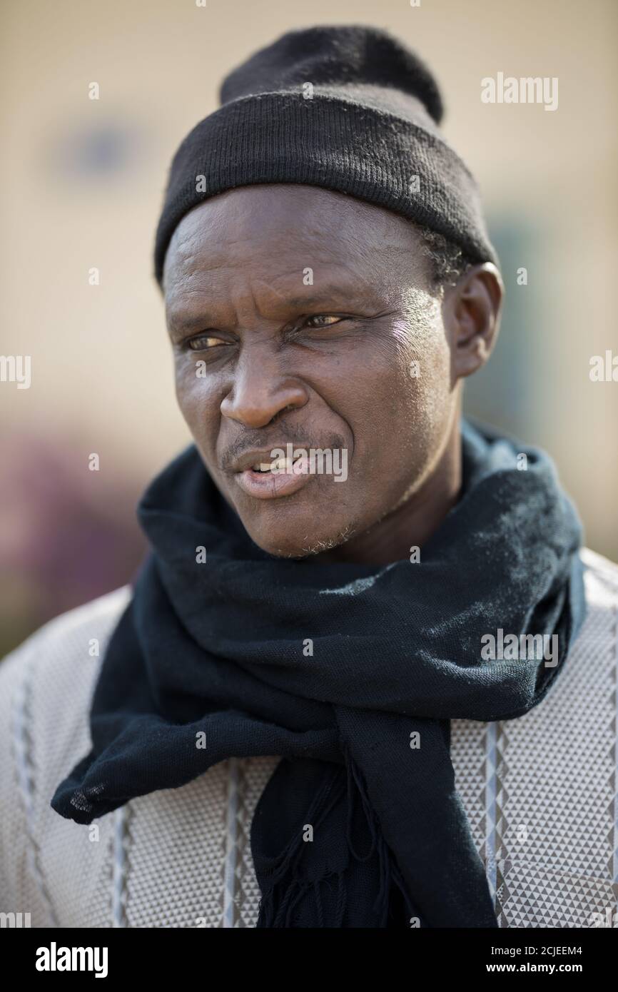 Un uomo sull'isola di Gorée, Senegal Foto Stock