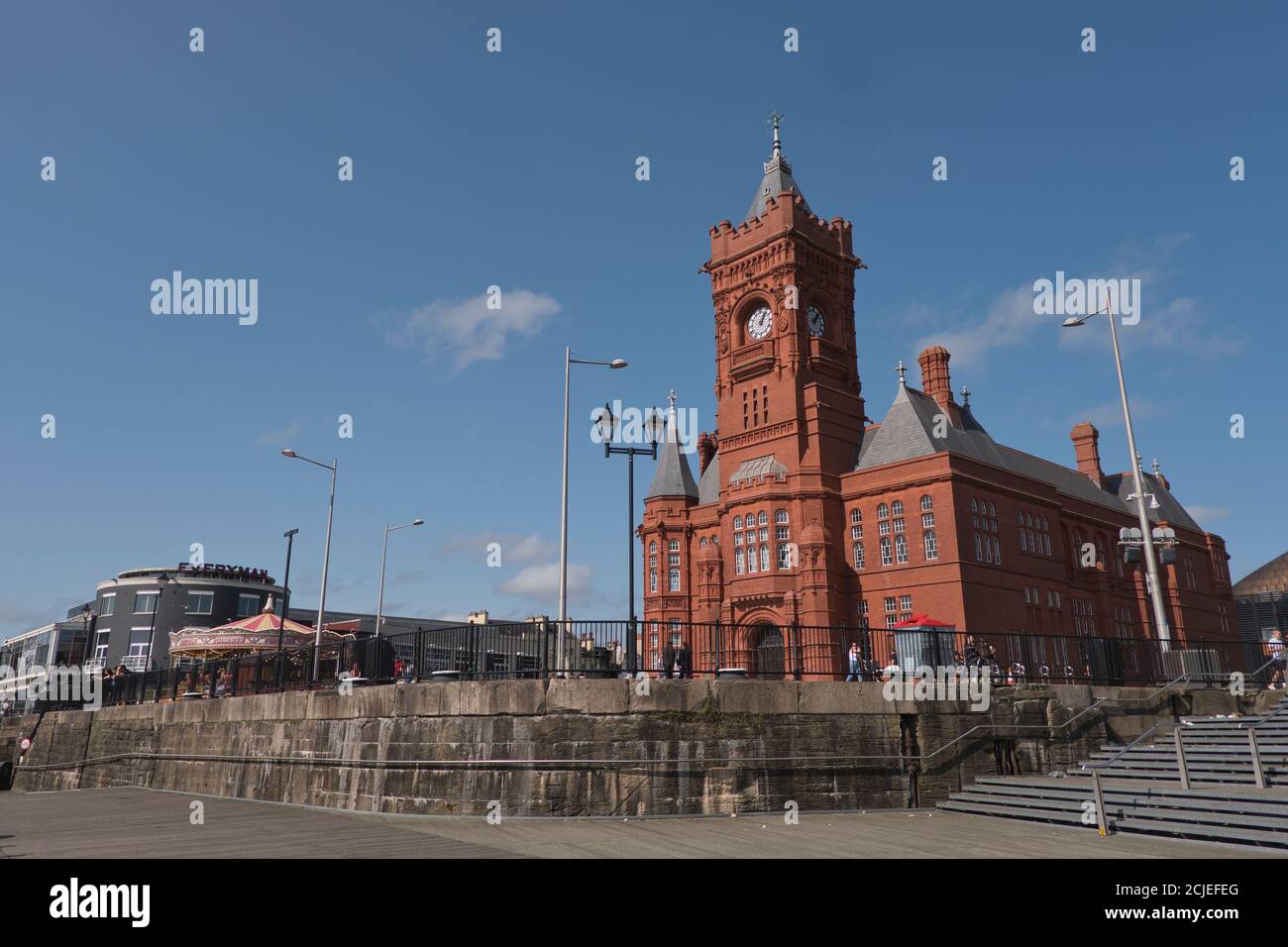 I visitatori potranno godersi una passeggiata di domenica a mezzogiorno lungo Mermaid Quay nella baia di Cardiff, Cardiff, Galles Foto Stock