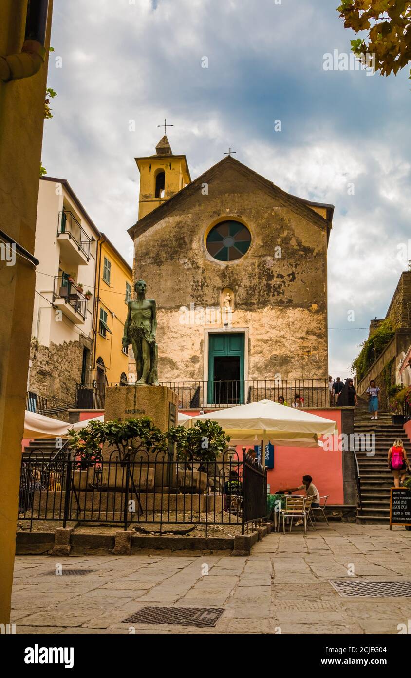 Bella vista della settecentesca piazza Largo Taragio nel borgo italiano Corniglia, con una statua al centro e l'Oratorio dei... Foto Stock