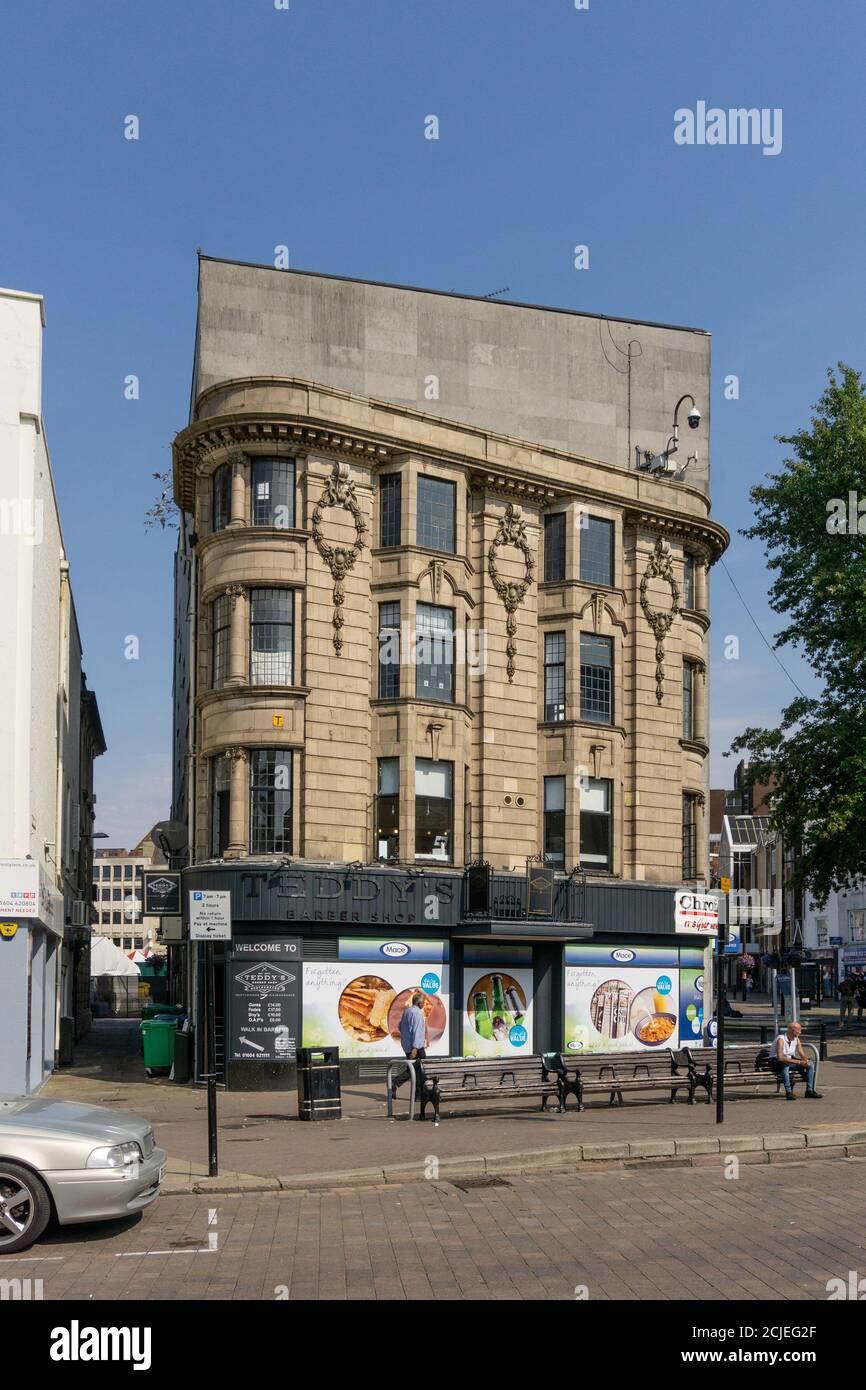 Norwich Union House, Mercers Row, Northampton, UK; blocco di uffici degli anni '60 costruito in stile classico con un negozio al piano terra. Foto Stock