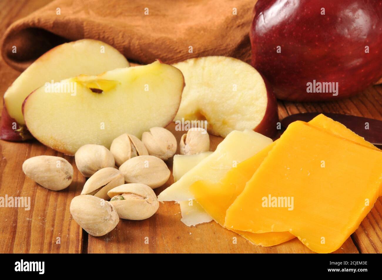 Formaggio cheddar a fette con mele e pistacchio Foto Stock