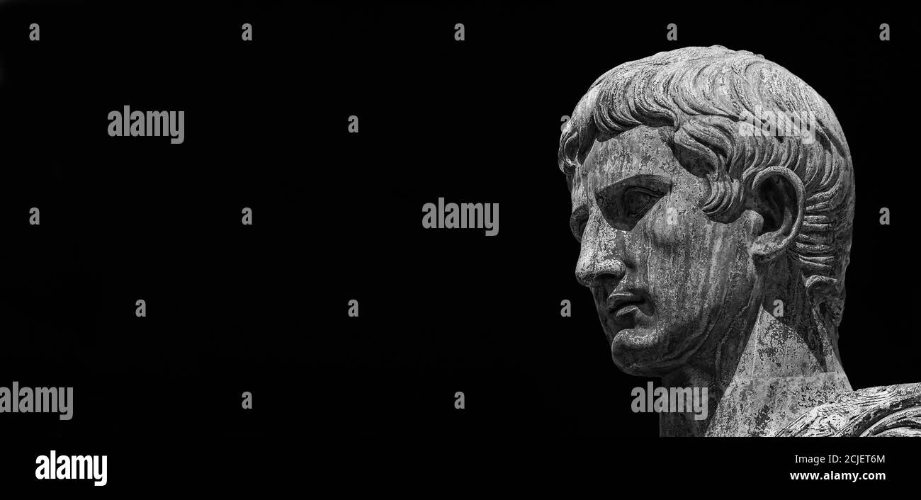 Cesare Augusto, primo imperatore dell'Antica Roma e padre della nazione. Vecchia statua di bronzo lungo la strada dei fori Imperiali (bianco e nero con copia sp Foto Stock