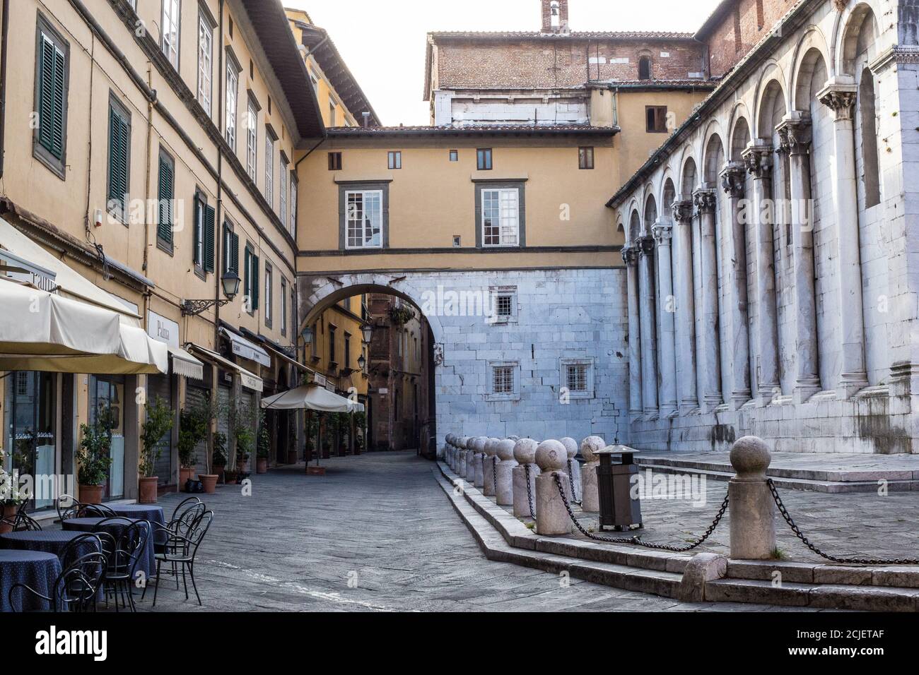 Lucca, Italia - 9 luglio 2017: Veduta degli antichi edifici tradizionali di Piazza San Michele nel centro storico di Lucca Foto Stock