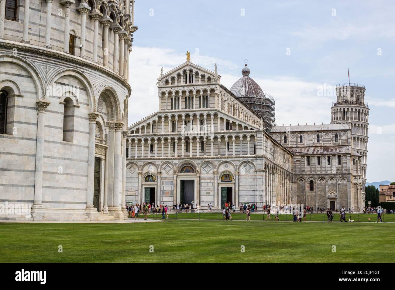 Pisa, Italia - 9 luglio 2017: Veduta della Cattedrale di Pisa, del Battistero di San Giovanni, della Torre Pendente e dei turisti in Piazza dei Miracoli Foto Stock
