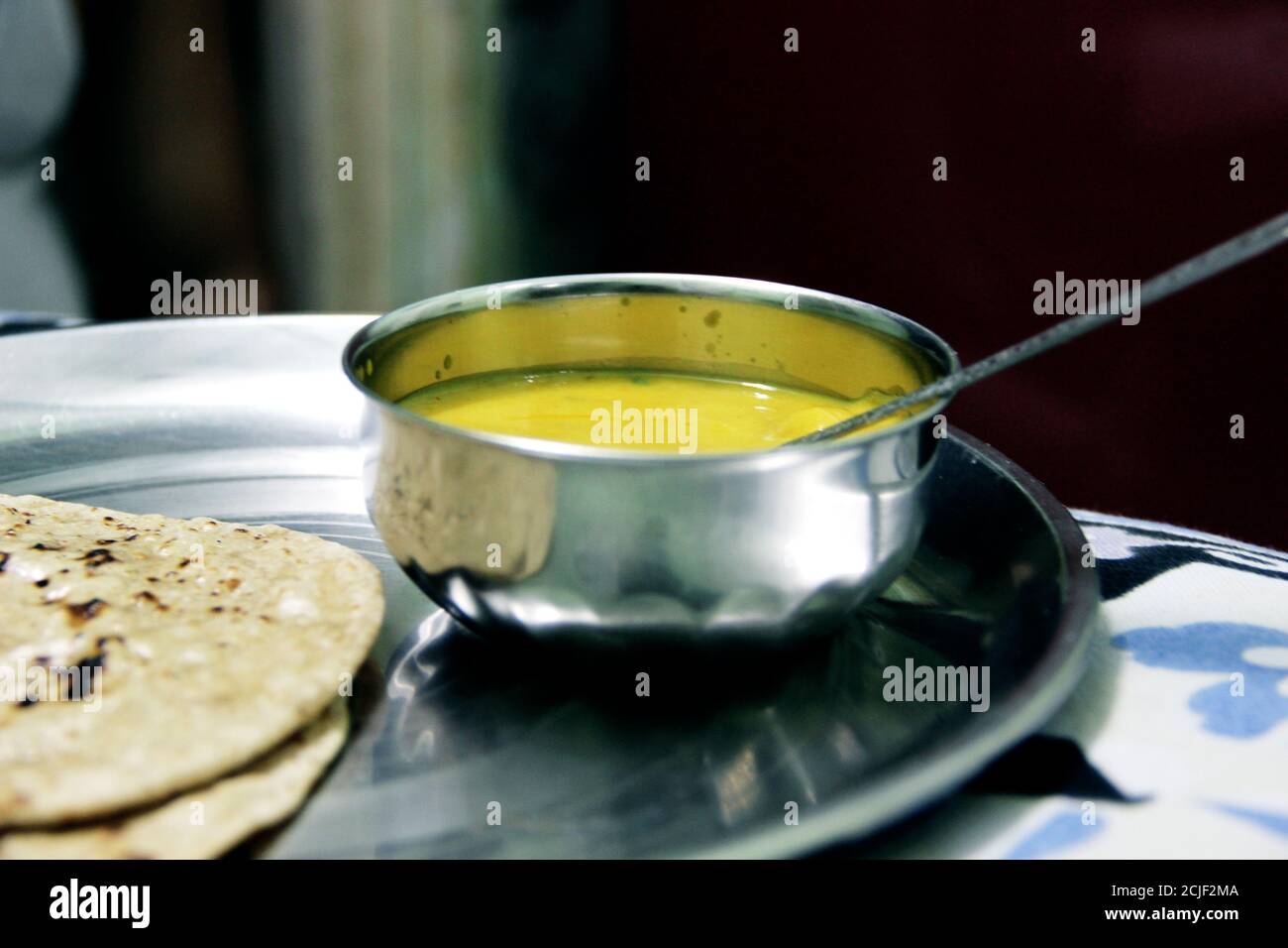 Cucina indiana Kadhi - Curry vegetariano fatto di latte di farfalla e farina di cazzo di piselli. Servito in una ciotola Foto Stock