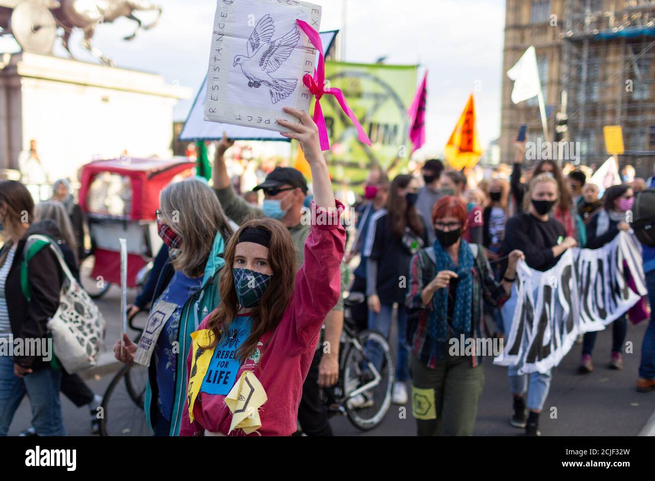 Manifestanti durante la marcia della ribellione 'ribelli per Amazzonia' sulla Giornata delle donne indigene, Londra, 5 settembre 2020 Foto Stock