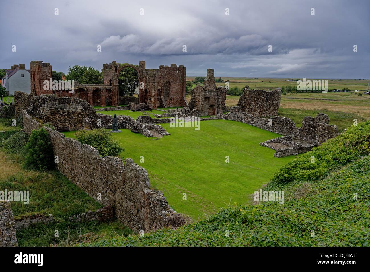 Priorato di Lindisfarne sull'Isola Santa in Northumberland Foto Stock