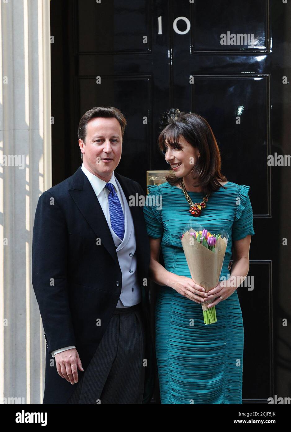 Il primo ministro David Cameron e Samantha prima di una festa di strada in Downing Street. Il matrimonio del principe William e Catherine Middleton Pic: Mark Pain Foto Stock