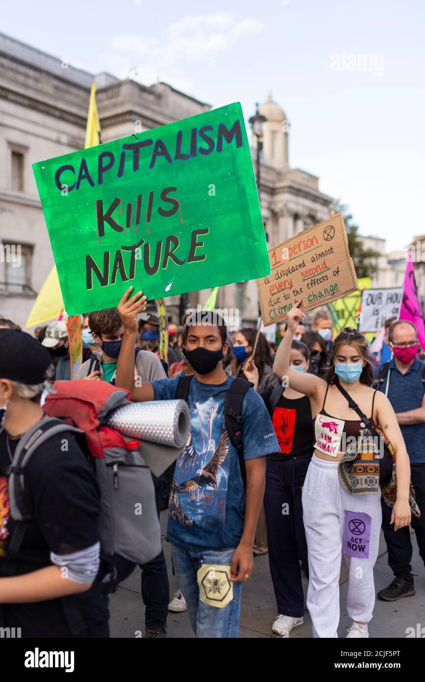 Protester con placard alla marcia della ribellione 'ribelli per Amazzonia' sull'Indigenous Womens Day, Londra, 5 settembre 2020 Foto Stock