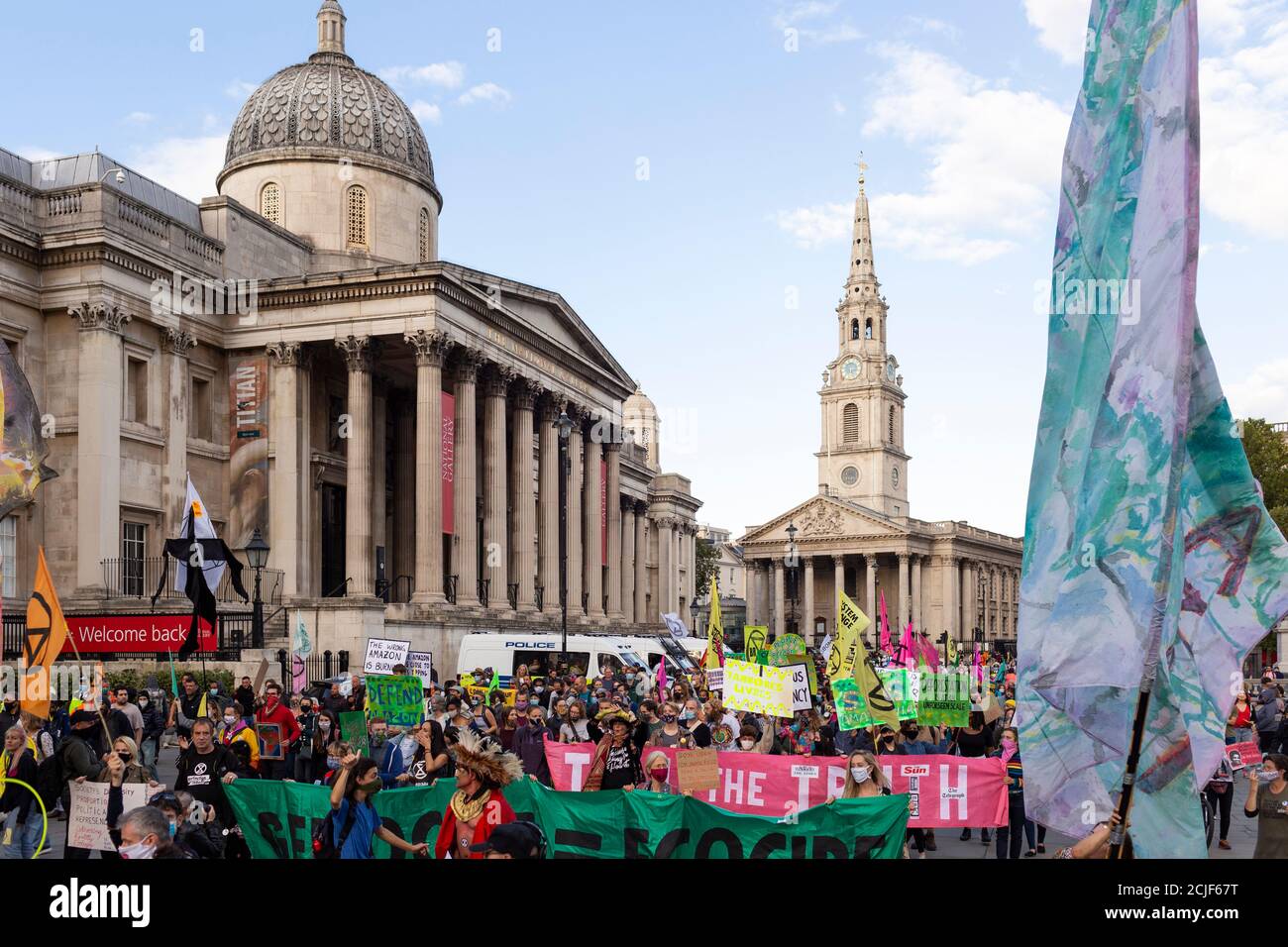 Folla al "Rebels for Amazonia" la rivolta delle donne indigene, Trafalgar Square, Londra, 5 settembre 2020 Foto Stock