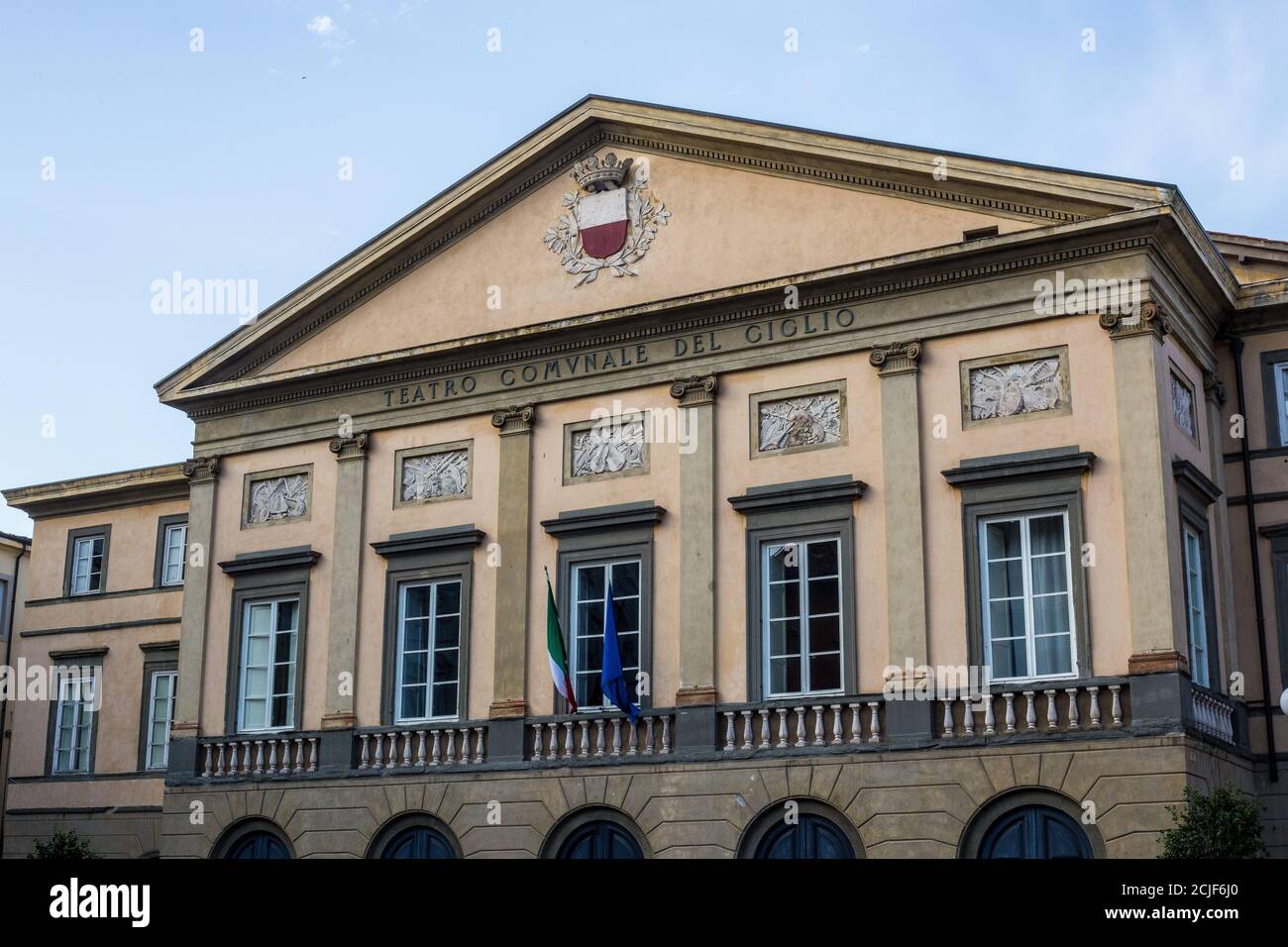 Lucca, Italia - 9 luglio 2017: Veduta del Teatro del Giglio in Piazza del Giglio, Lucca Centro storico Foto Stock