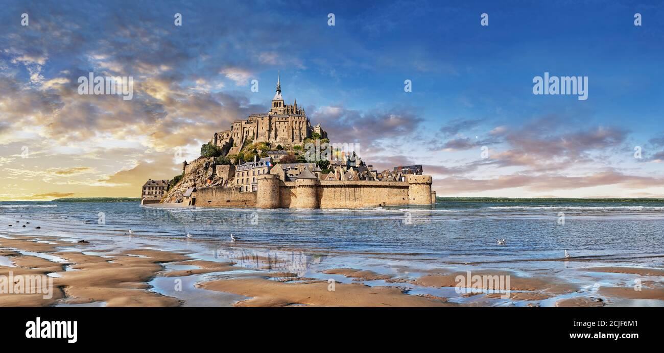 Vista panoramica dell'isola marea di Mont Saint Michel in alta marea circondata e la sua abbazia medievale di Saint Michel. Normandia Francia. Le maree variano Foto Stock