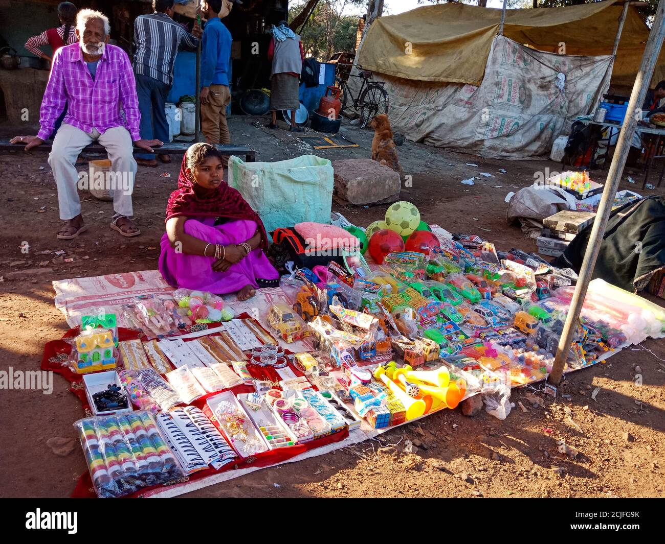 DISTRETTO KATNI, INDIA - 02 FEBBRAIO 2020: Signora del villaggio indiano che vende i giocattoli al mercato povero di strada durante la stagione del festival tradizionale indù. Foto Stock