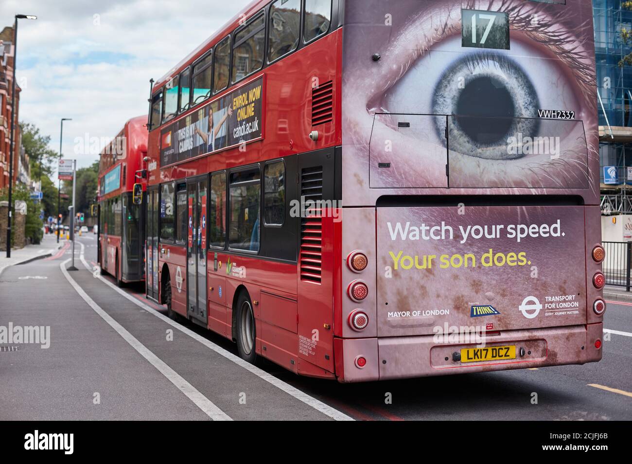 Giant Eye sul retro di un autobus di Londra per guardare la tua pubblicità di velocità. Foto Stock