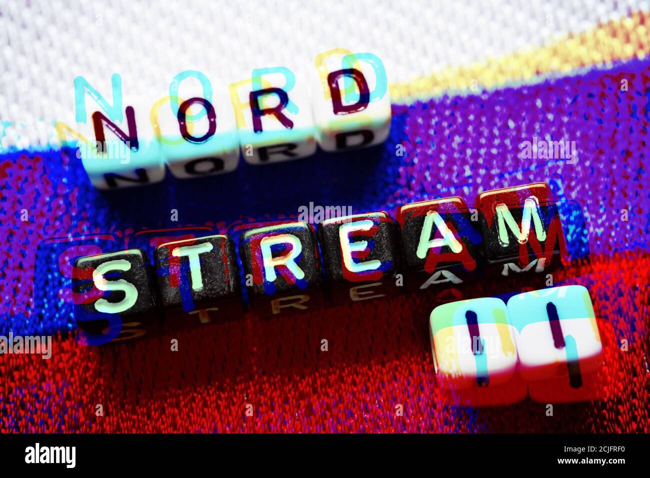 Cubi di lettera che formano le parole Nord Stream 2 sulla bandiera della Russia, Nord Stream 2 gasdotto Foto Stock