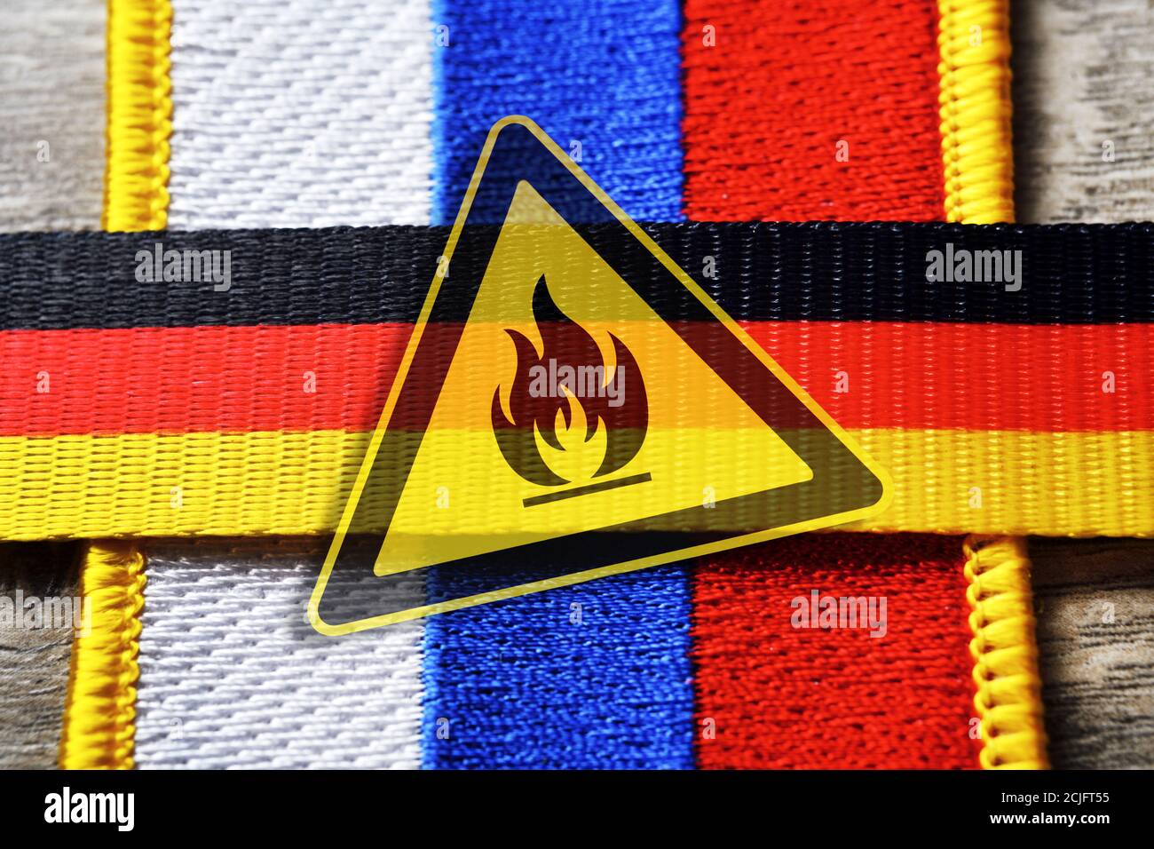 Bandiere di Russia e Germania e segno di warnin, gasdotto Nord Stream 2 Foto Stock