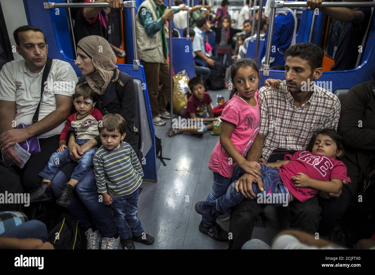 Yasmine (3° R), 6 anni, un migrante del Deir al Zour, Siria dilaniata dalla guerra, siede con i suoi genitori sulla metropolitana ad Atene, Grecia, 12 settembre 2015. Il passaggio dalla Turchia a Lesbos e l'eventuale viaggio ad Atene sono solo l'inizio per Yasmine e altre famiglie. Più avanti si trova un trekking a nord attraverso la Grecia, attraverso la Macedonia e la Serbia fino all'Ungheria e verso l'Austria, la Germania e i paesi più industrializzati. Foto scattata il 12 settembre 2015. REUTERS/Zohra Bensemra Foto Stock