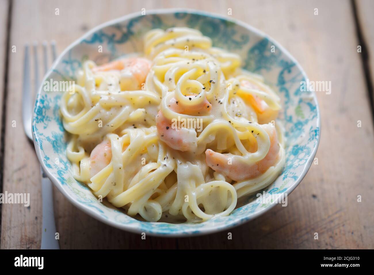 Pasta Linguini con gamberi di mare in salsa bianca Foto Stock