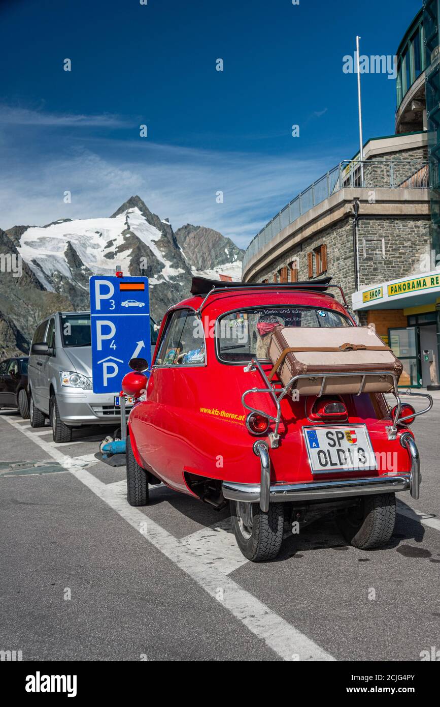 Little Red Classic Bmw ISETTA 300 al Franz Josef Heigh, a Grossglockner High Alpine Road Foto Stock